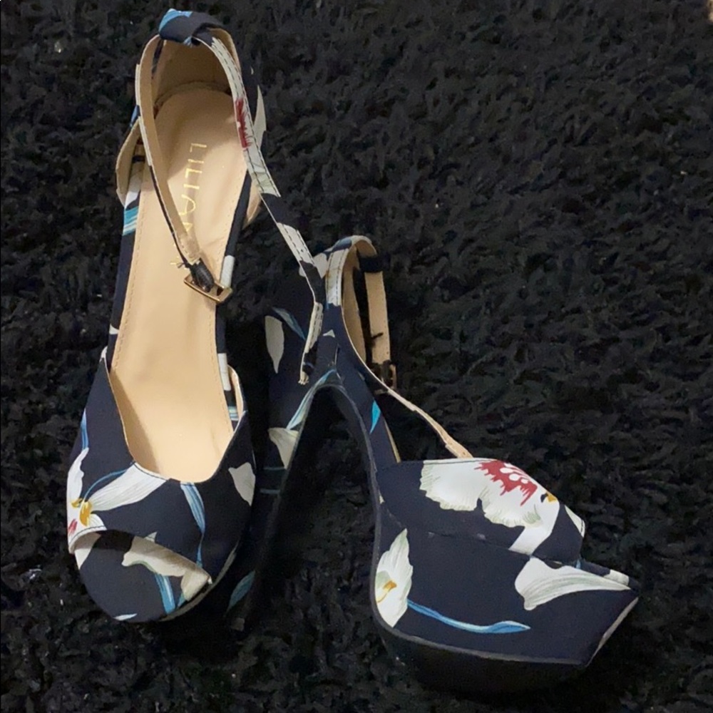 Navy blue open toe white lily heels